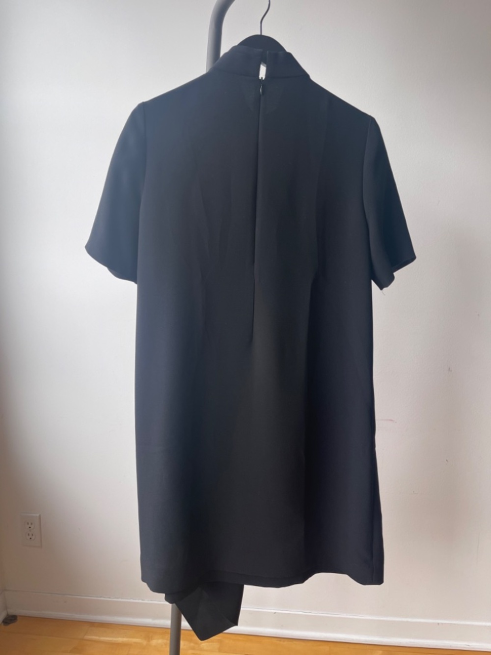 COS black dress (architectural) - Size 8 //  Robe noire COS – taille CA 8 - Picture 3 of 3